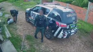 Policiais agridem homem e quebram câmera que filmava agressão; veja vídeo