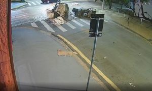 Carro se parte ao meio após colisão e motorista segue dirigindo; veja vídeo