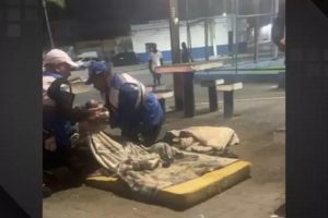Agentes da Lei Seca fazem parto de mulher em situação de rua; veja vídeo