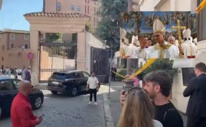 Papa Leão XVI faz visita surpresa e alegra agostinianos; veja vídeo