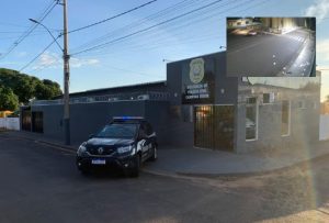 Homem é preso após espalhar panfletos ofensivos contra ex-companheira; veja vídeo
