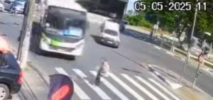 Câmeras flagram idosa sendo atropelada em faixa de pedestres; veja vídeo