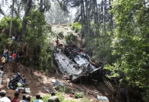 Imagens fortes: ônibus cai em penhasco deixa 21 mortos e 35 feridos; veja vídeo
