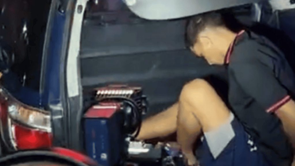 Suspeito de pilotar motocicleta usada em execução de personal trainer em Cuiabá chega a DHPP; veja vídeo