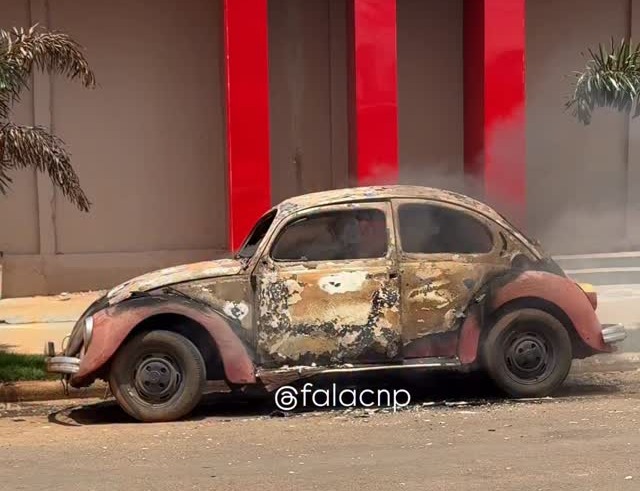 Fusca Pega Fogo em Frente à Igreja em Campo Novo