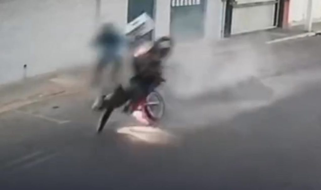 Idosa na garupa morre após moto atingir monte de brita