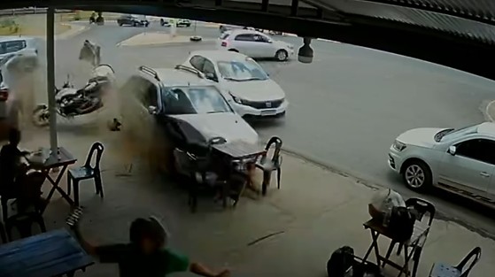 Carro desgovernado invade lojas em Cuiabá