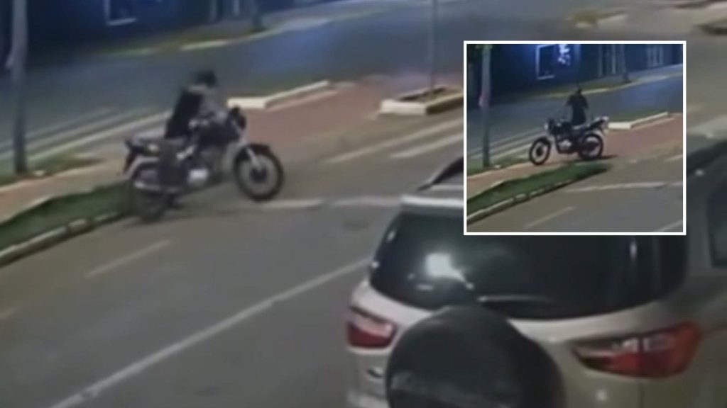 Homem é flagrado por câmeras furtando moto e foge com veículo até o canteiro central