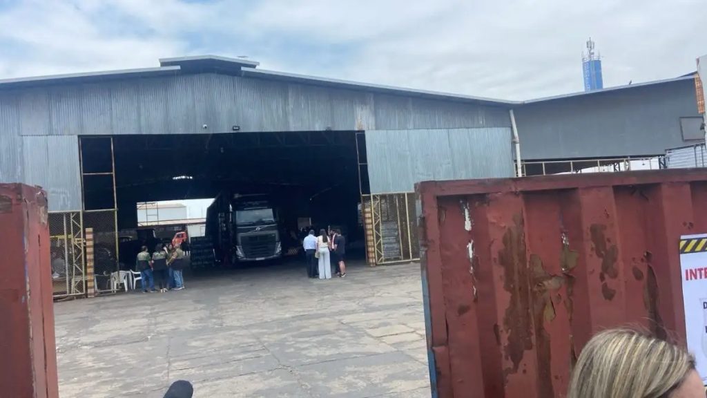 Oficina mecânica irregular é descoberta dentro de distribuidora