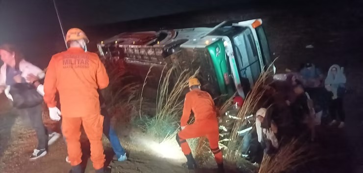 Ônibus da Andorinha tomba na BR-070 após chuva intensa