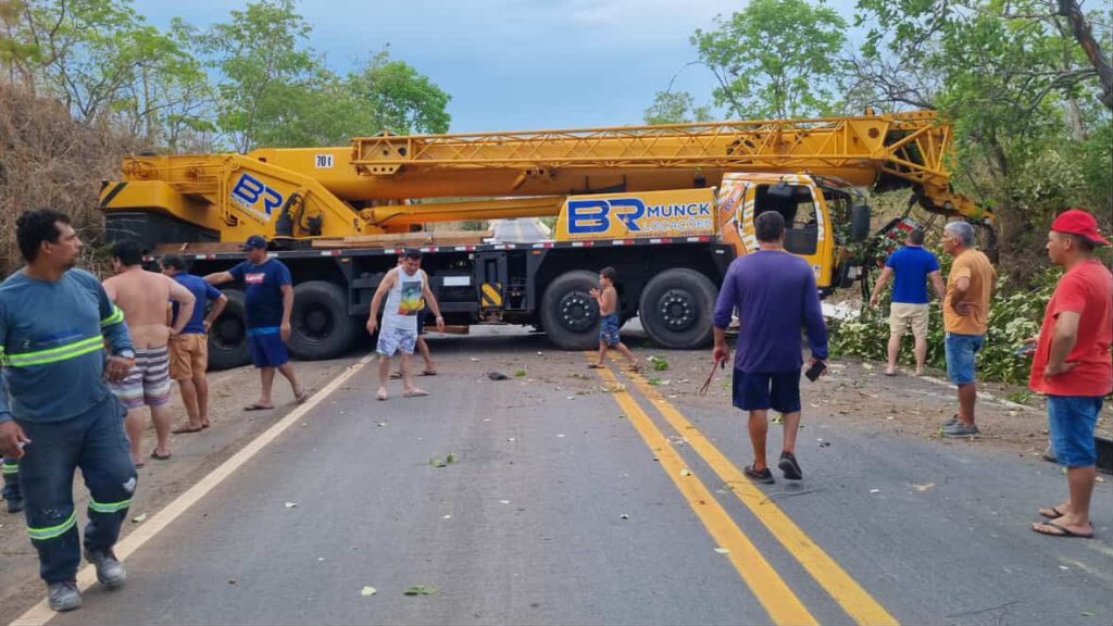 Estrada do Manso interrompida por acidente grave