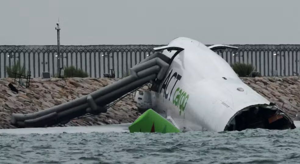 Avião de carga derrapa na pista e cai no mar ao pousar