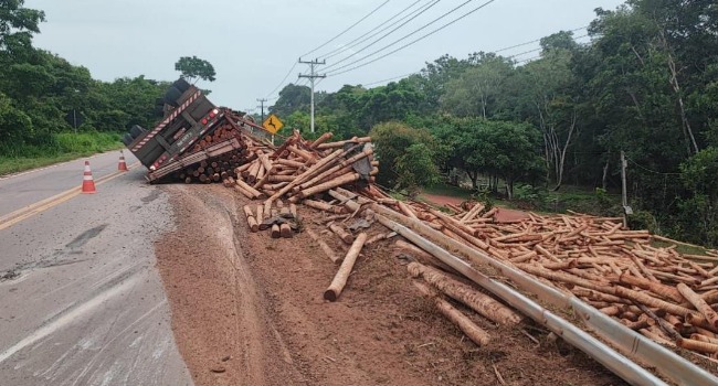 Caminhão tomba em curva perigosa da MT-208