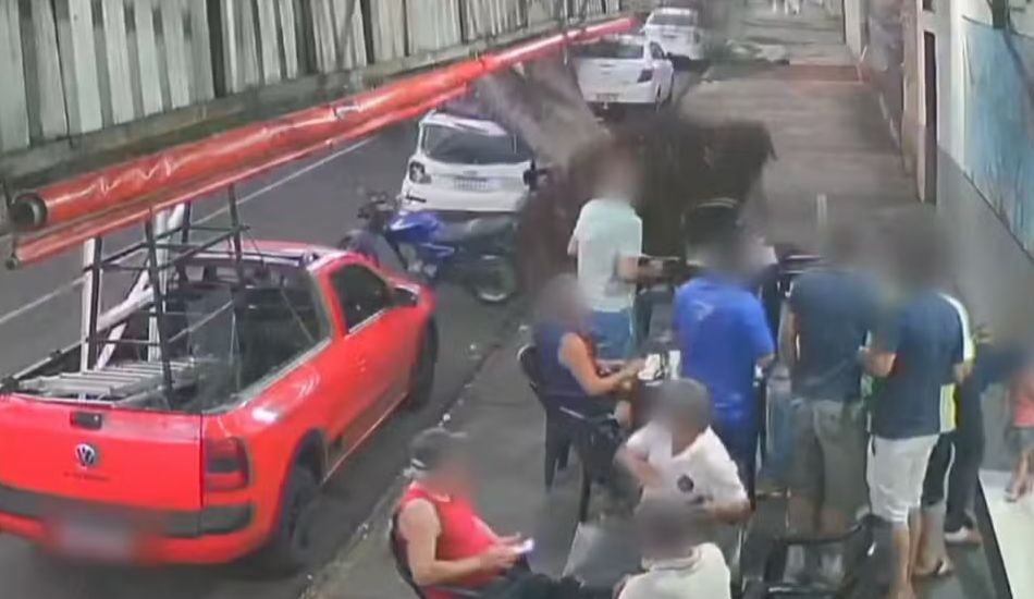 Árvore de grande porte cai em carro e assusta pessoas em bar