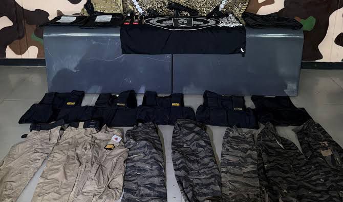 Integrantes do Comando Vermelho tinham farda da PM para matar rivais