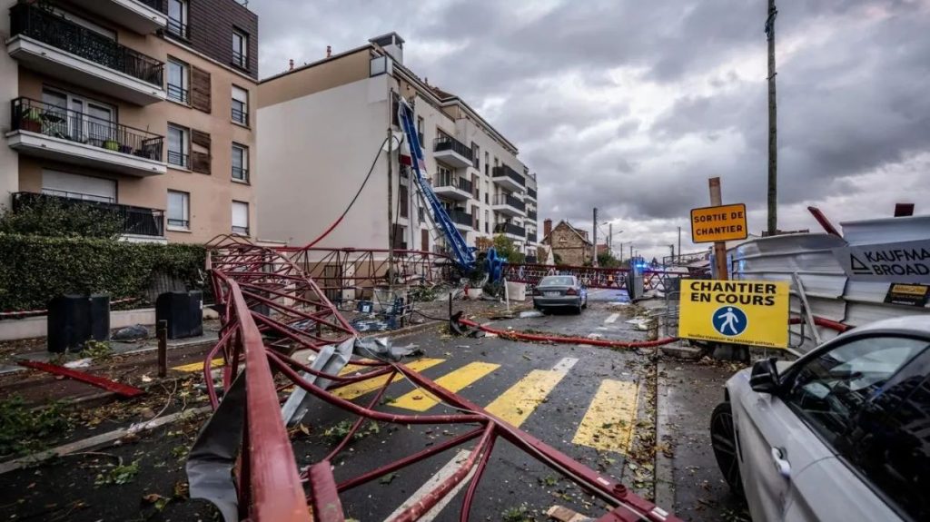 Tornado derruba guindastes e deixa um morto