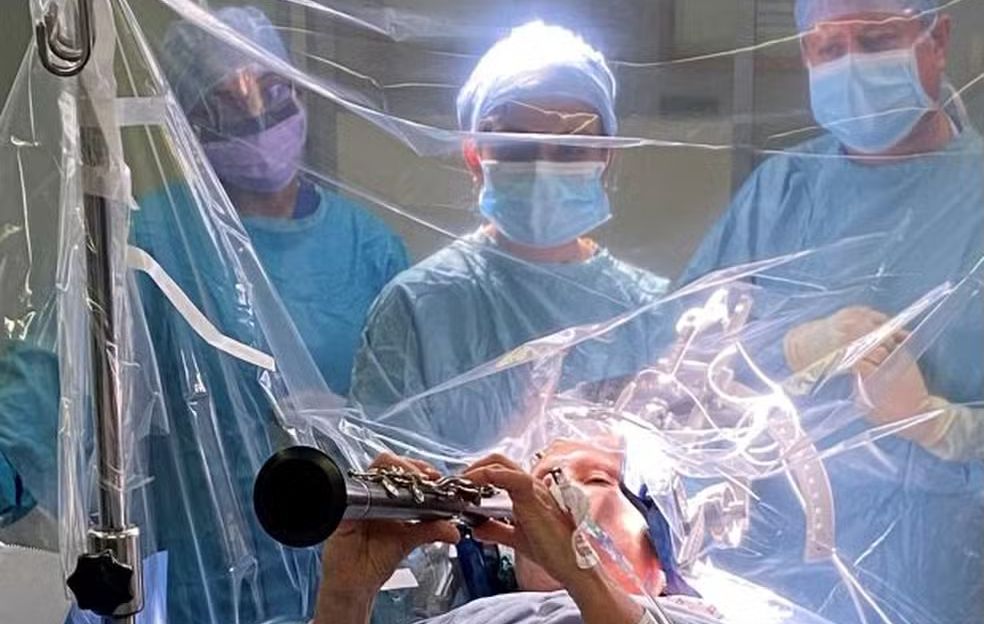 Paciente com Parkinson toca clarinete enquanto faz cirurgia no cérebro