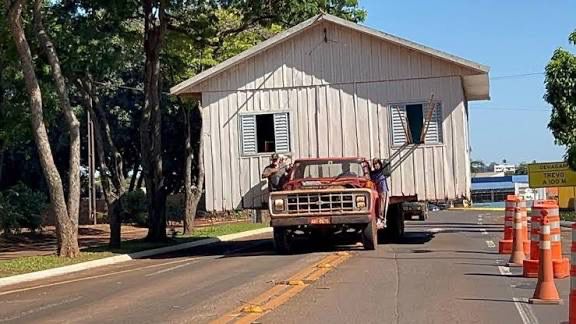 Casa inteira é transportada por caminhão
