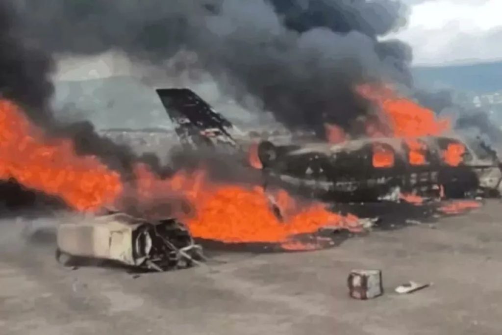 Avião cai e explode após decolagem