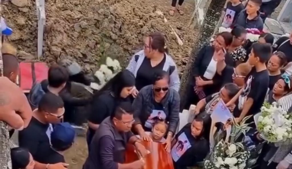 Motoboy distraído cai dentro de cova aberta durante funeral