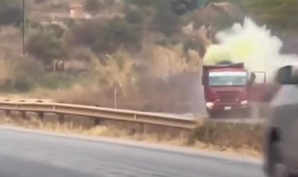 Motorista esquece de travar o caminhão e batida acaba em destruição