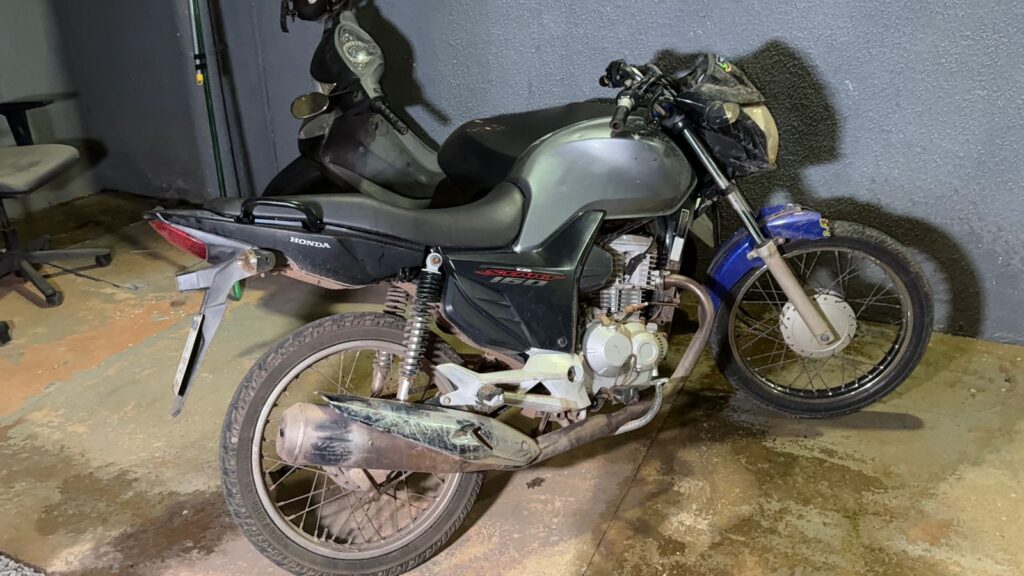 Dupla invade casa e leva moto como “pagamento de dívida”