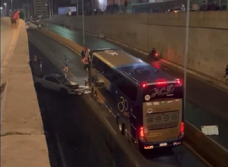 Colisão frontal entre ônibus e Fiat Toro