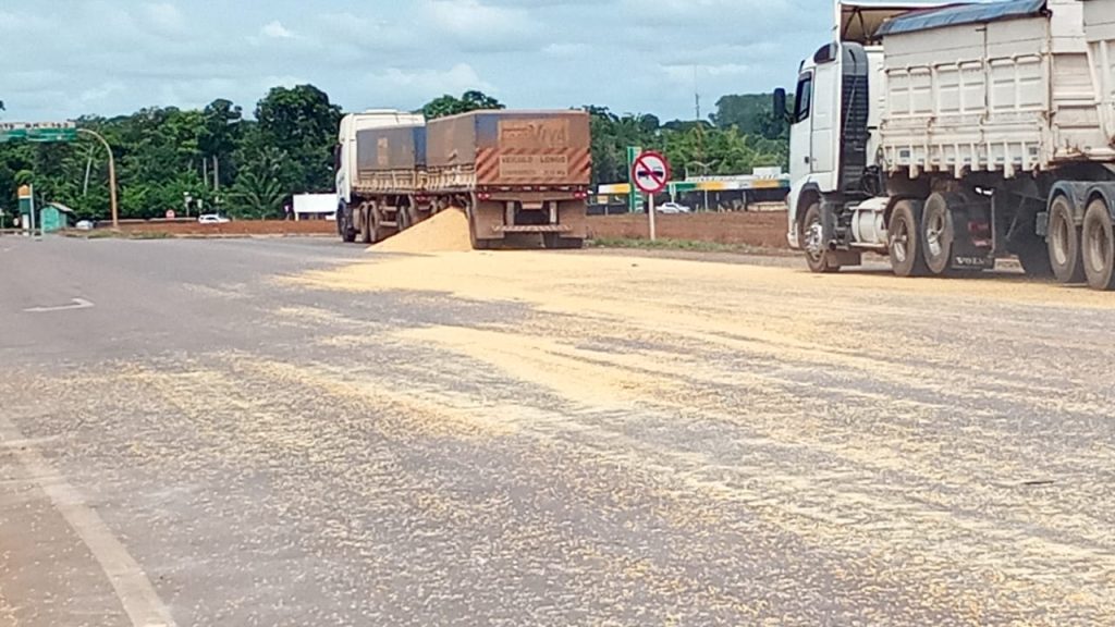 Carretas Batem e Espalham Carga em Vera