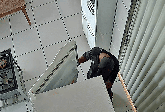 Vídeo mostra homem invadindo e furtando residência no Tijucal em plena luz do dia