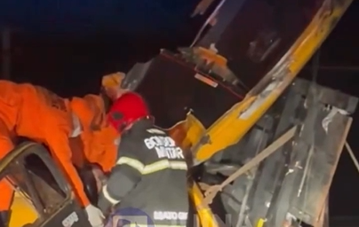 Motorista fica preso nas ferragens após caminhão tombar em trevo de Primavera do Leste; veja vídeo