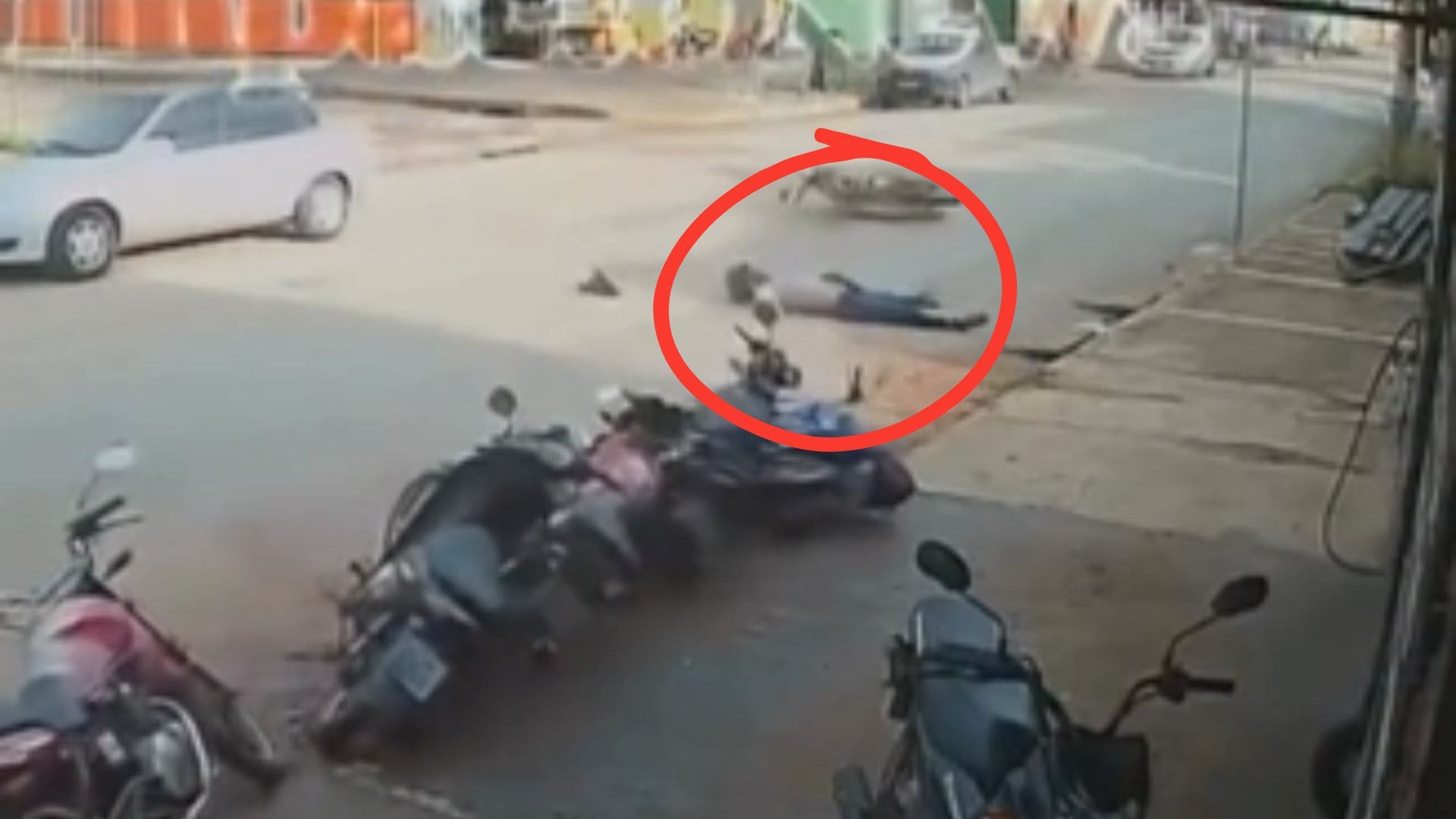 Motociclista perde o controle, destrói seis motos e causa caos em avenida de Cáceres; veja vídeo