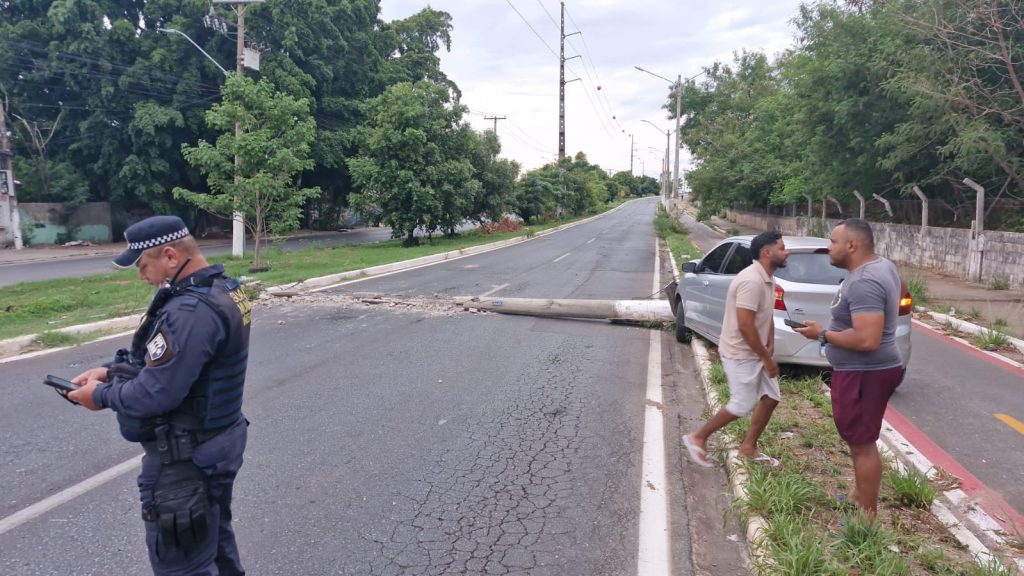 carro derruba poste e interdita avenida em Várzea Grande