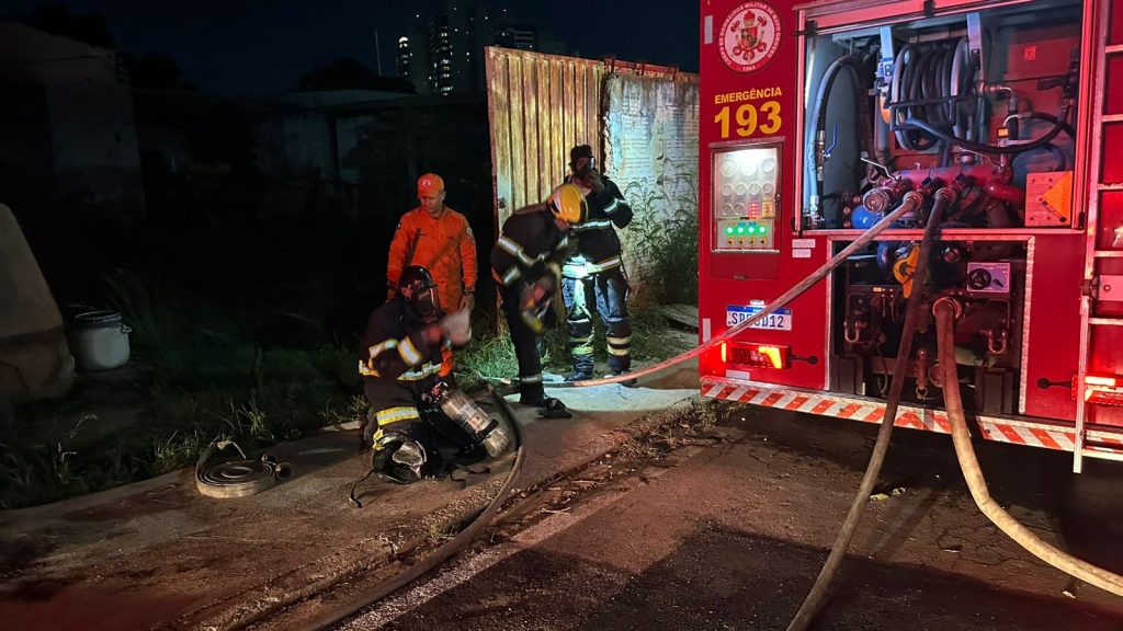 Barracão é Consumido e Moradores Entram em Pânico