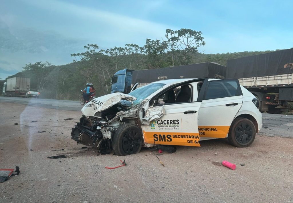 carro da Saúde de Cáceres se choca com carreta
