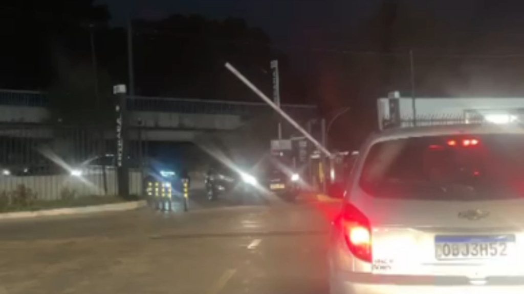 Fila para sair marca início de controle de acesso no Comper de Várzea Grande