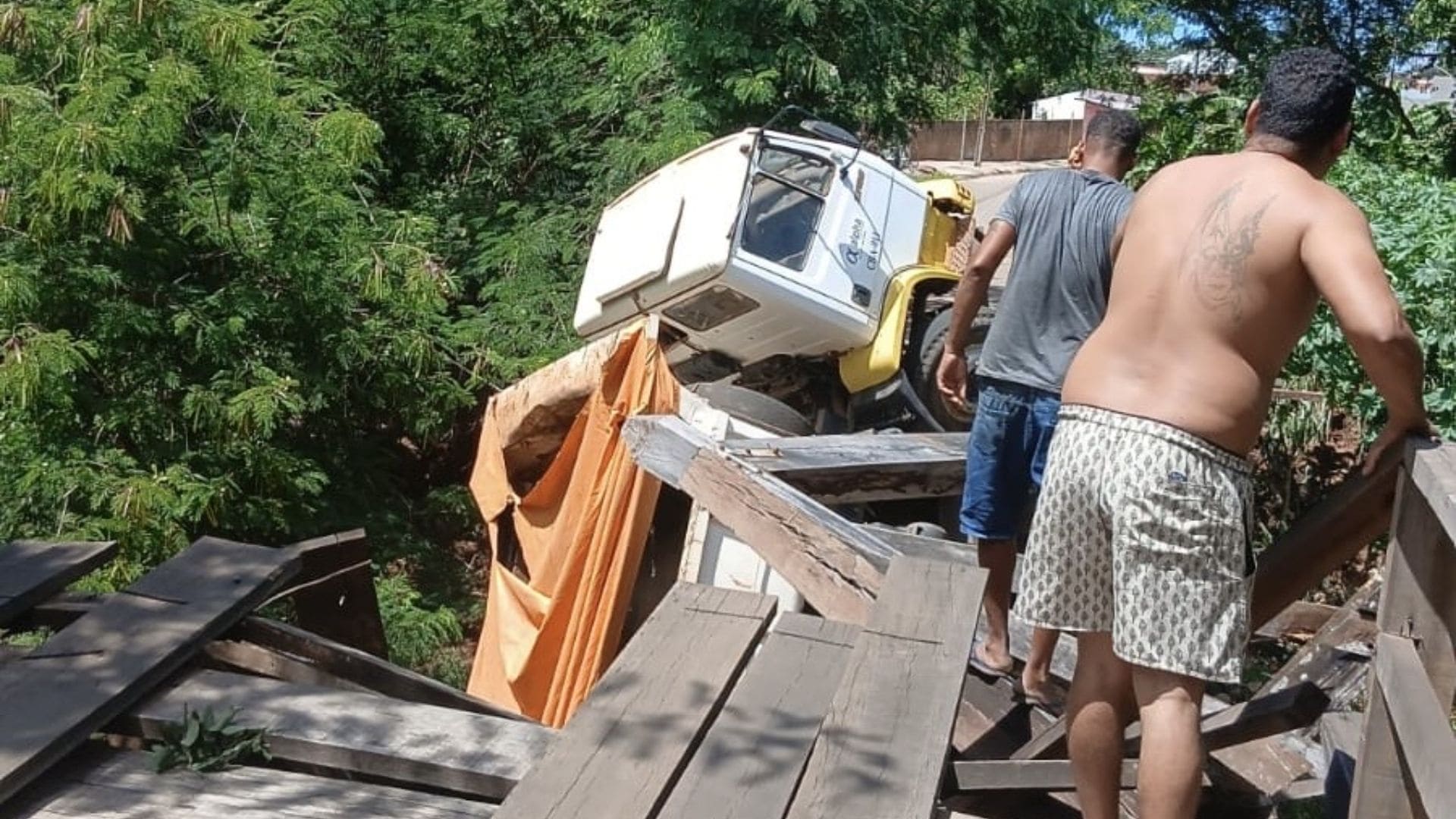 Ponte de madeira cede e caminhão carregado com cascalho cai em rio em Rondonópolis; veja vídeo