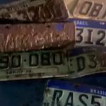 Mulher recolhe placas perdidas na chuva e grava vídeo para alertar motoristas em Cuiabá