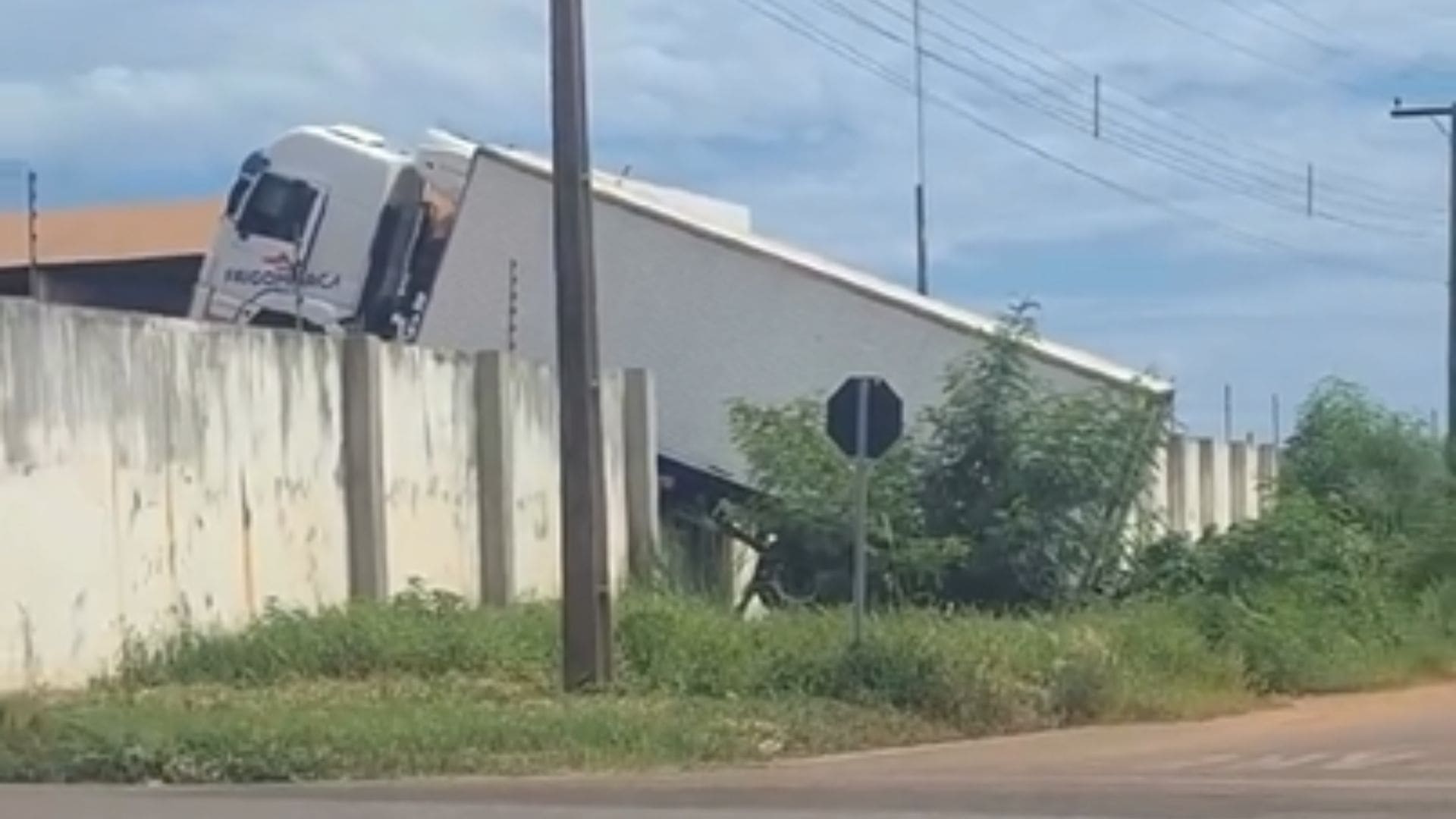 Caminhão atravessa muro e fica suspenso em empresa do distrito industrial de Rondonópolis