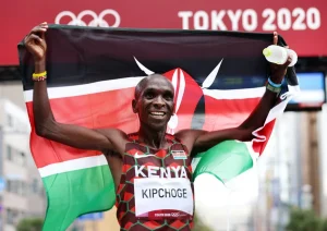 Bicampeão olímpico Eliud Kipchoge confirma participação em maratona no Brasil; veja vídeo