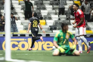 Atlético-MG vence o Internacional e conquista primeira vitória no Brasileirão; veja o gol