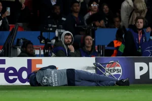 Uefa abre investigação contra jogador do Chelsea após empurrão em gandula na Champions League; veja vídeo