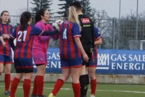 Jogadora erra pênalti de propósito após decisão polêmica de arbitragem na Itália; veja vídeo