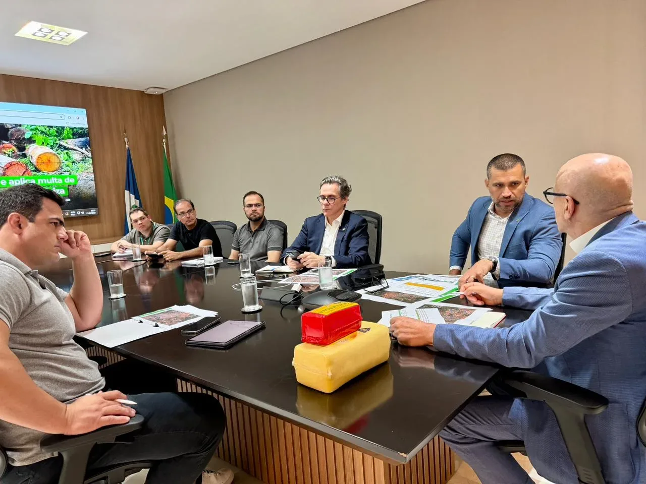 Prefeitura e Estado firmam parceria para revitalizar 20 campos de futebol em Cuiabá