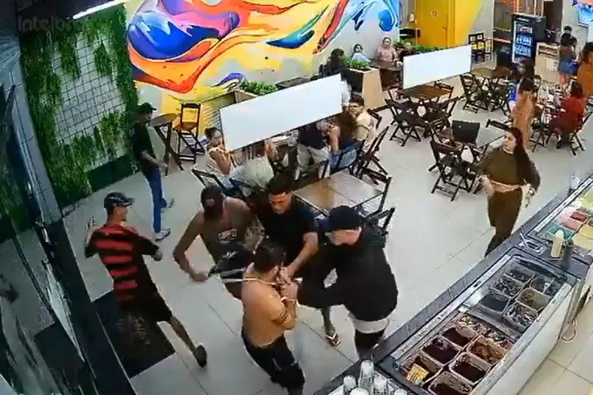 Torcedores invadem sorveteria e intimidam homem com camisa do Corinthians; veja vídeo