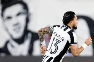 Alex Telles decide no fim, Botafogo vence a Chapecoense e larga na frente; veja o gol