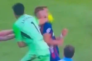 Goleiro agride rival após expulsão e protagoniza confusão na Espanha; veja vídeo