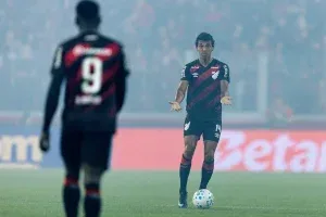 Athletico-PR vira sobre o Vitória e confirma força em Curitiba; veja os gols