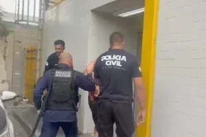 Baile do CV termina com presos, fuzis, granadas e macaco apreendido no Rio; veja vídeo