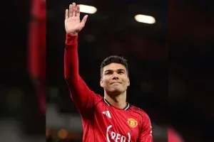 Casemiro decide, é ovacionado e tem futuro cobrado pela torcida do United; veja vídeo