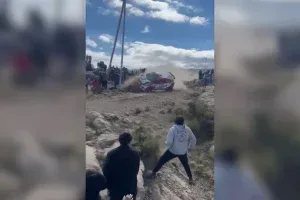 Tragédia em rali na Argentina: carro sai da pista, atinge público e mata espectador; veja vídeo